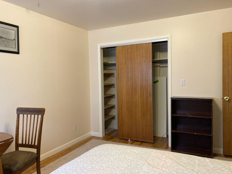 comfy private room with sunny common kitchen area - Photo 1