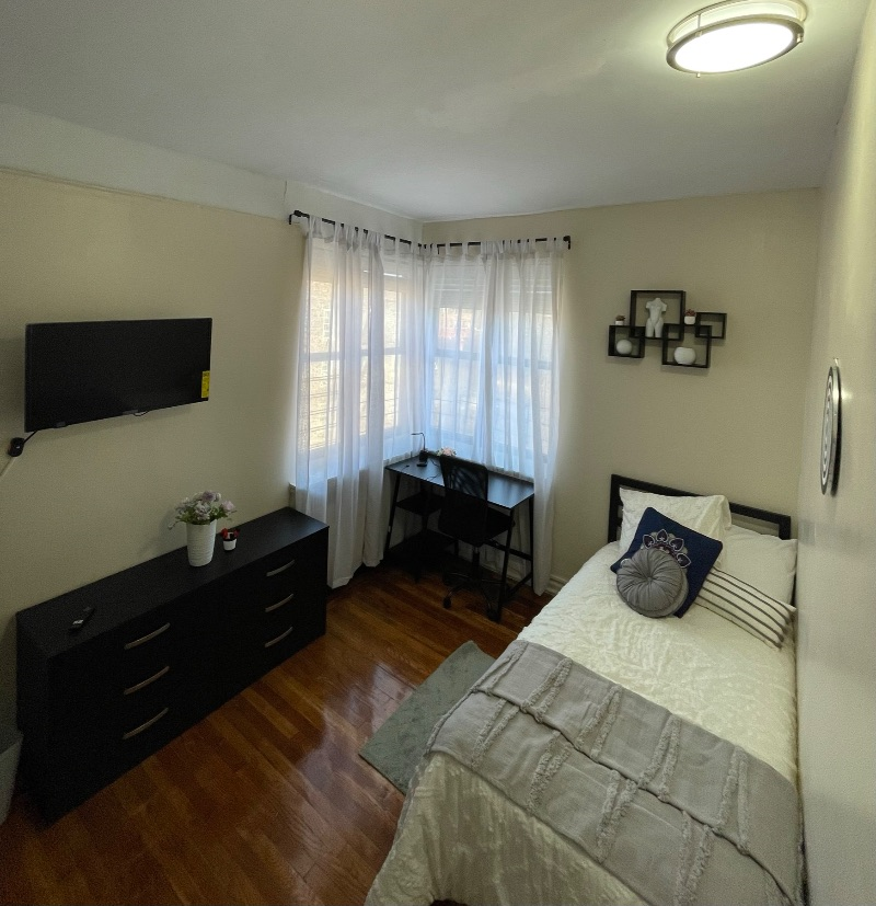 Centrally Located Bedroom on Grandconcourse - Photo 1