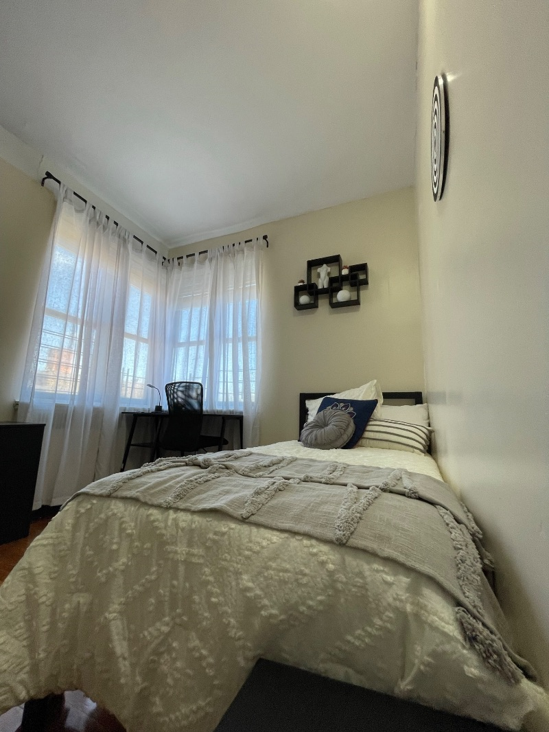 Centrally Located Bedroom on Grandconcourse - Photo 2