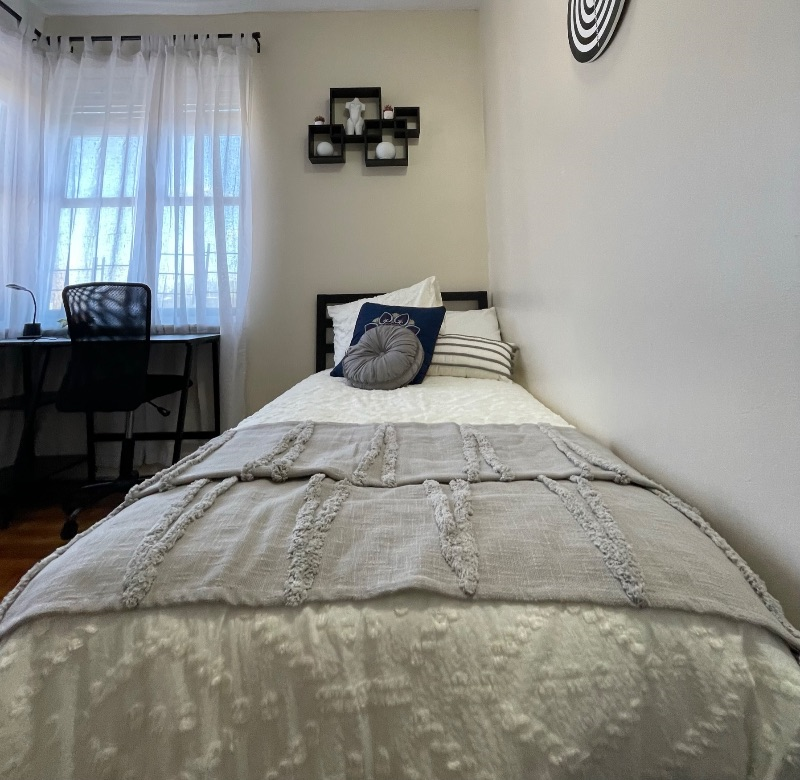 Centrally Located Bedroom on Grandconcourse - Photo 3