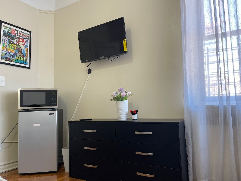 Centrally Located Bedroom on Grandconcourse - Photo 6