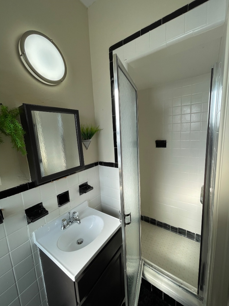 Centrally Located Bedroom on Grandconcourse - Photo 3