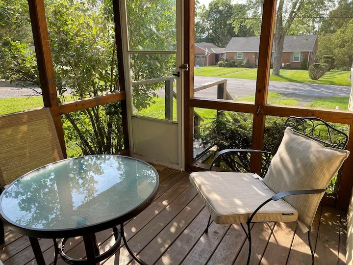 Cozy cottage with private porch and driveway - Photo 10