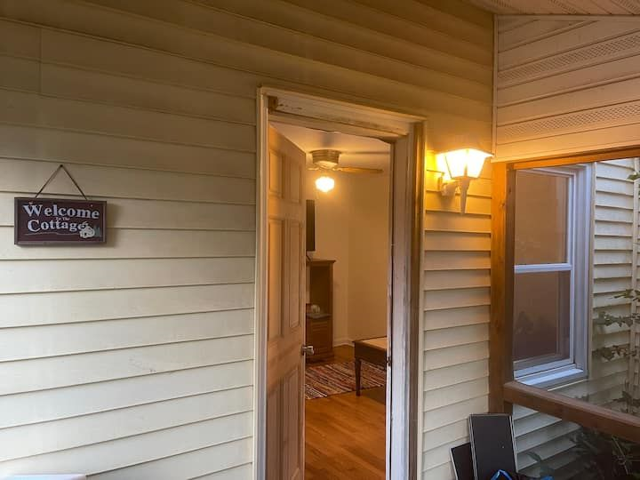 Cozy cottage with private porch and driveway - Photo 11