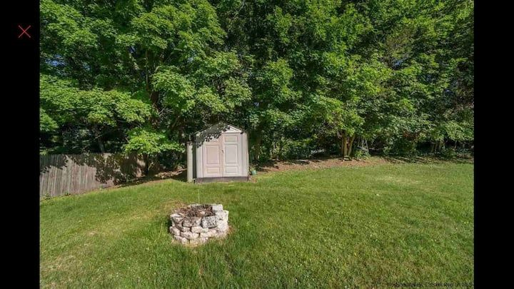 Cozy cottage with private porch and driveway - Photo 8