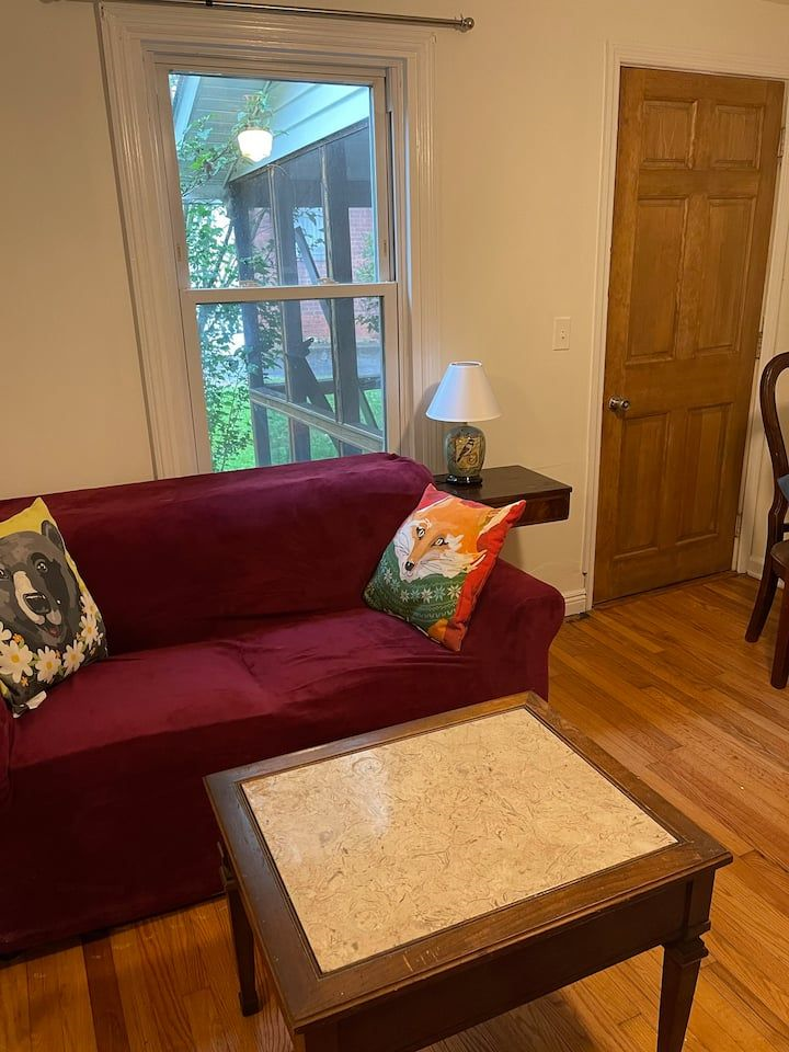 Cozy cottage with private porch and driveway - Photo 1