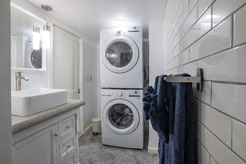 Delightful BR Basement Apartment in Excellent Location - Photo 12