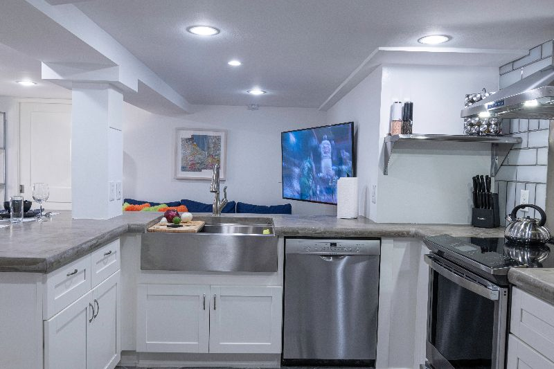 Delightful BR Basement Apartment in Excellent Location - Photo 3