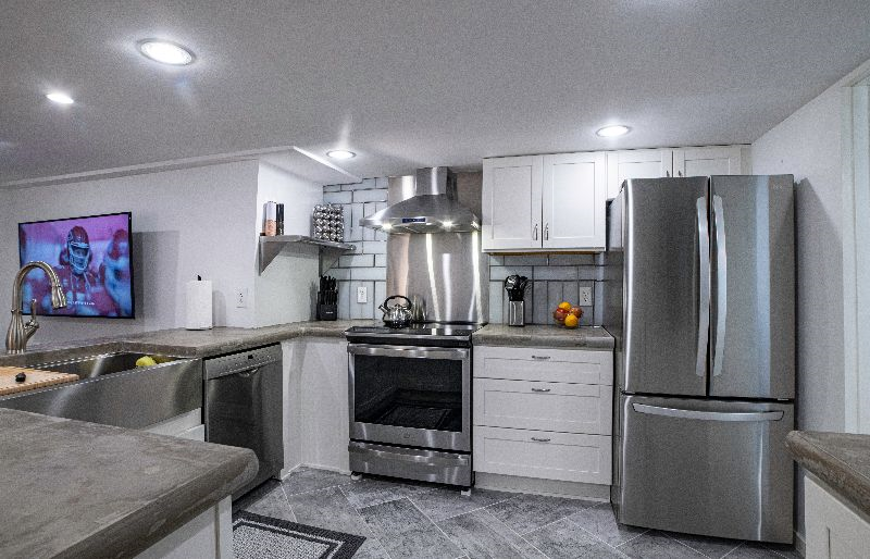 Delightful BR Basement Apartment in Excellent Location - Photo 5