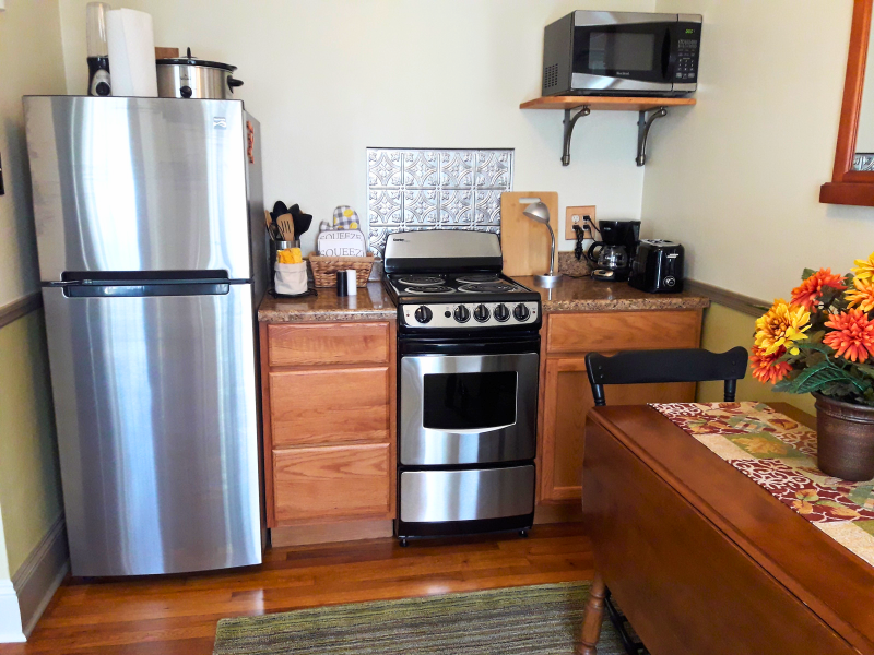 Short Term, Long Term, Cozy Bungalow, Furnished, close to several medical facilities, easy access to - Photo 6