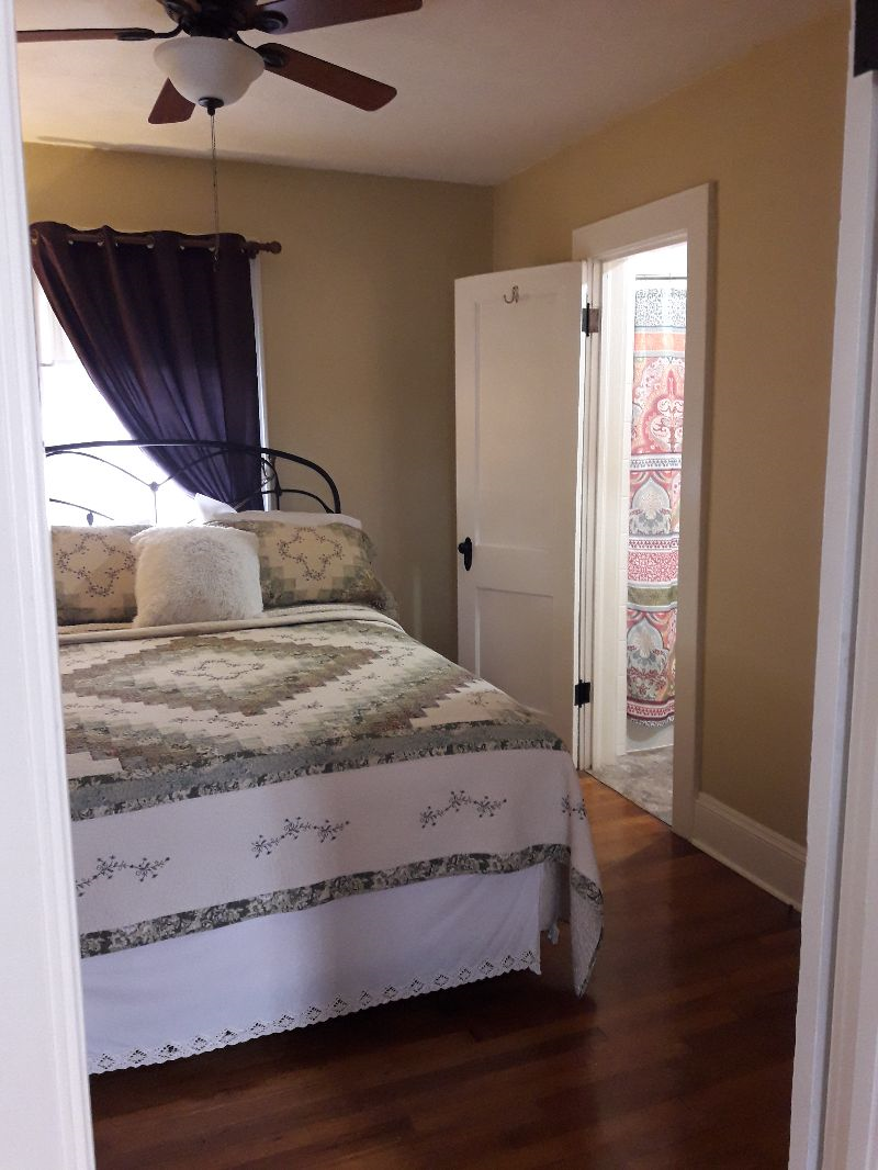 Short Term, Long Term, Cozy Bungalow, Furnished, close to several medical facilities, easy access to - Photo 2