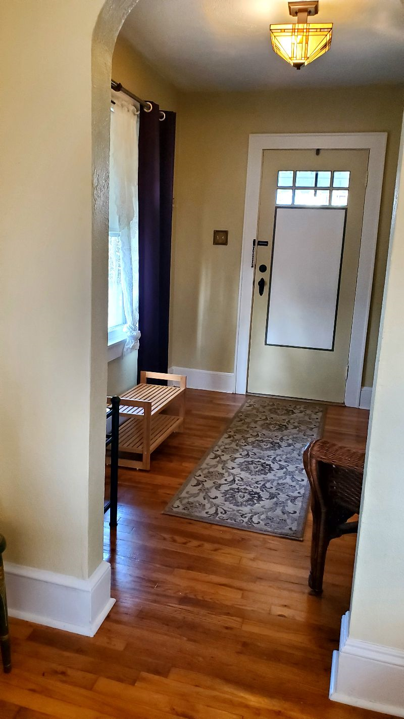 Short Term, Long Term, Cozy Bungalow, Furnished, close to several medical facilities, easy access to - Photo 3