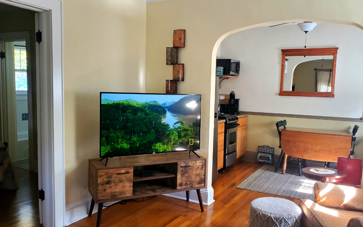 Short Term, Long Term, Cozy Bungalow, Furnished, close to several medical facilities, easy access to - Photo 4