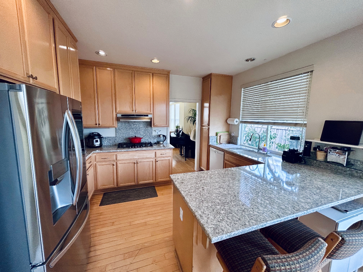 Large Quiet Room in Clean Home, Fabulous views - Photo 4