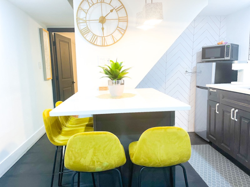 Cozy two bedroom apartment near highway and UBS arena - Photo 4