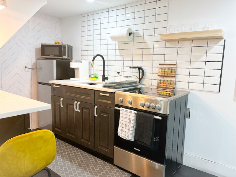 Cozy two bedroom apartment near highway and UBS arena - Photo 5