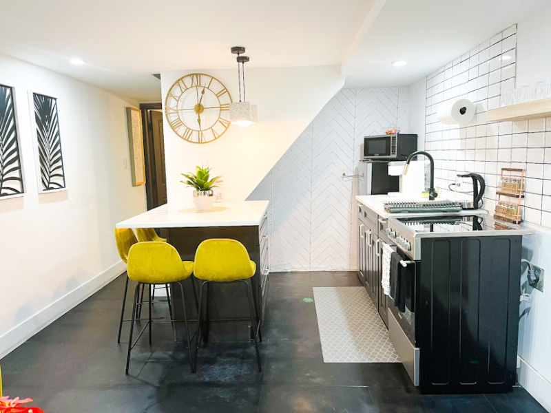 Cozy two bedroom apartment near highway and UBS arena - Photo 3