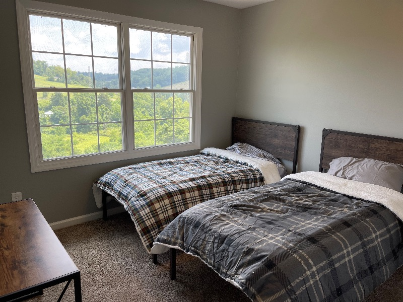 Rare Find Large 4 Bedroom Accepts Pets - Photo 8