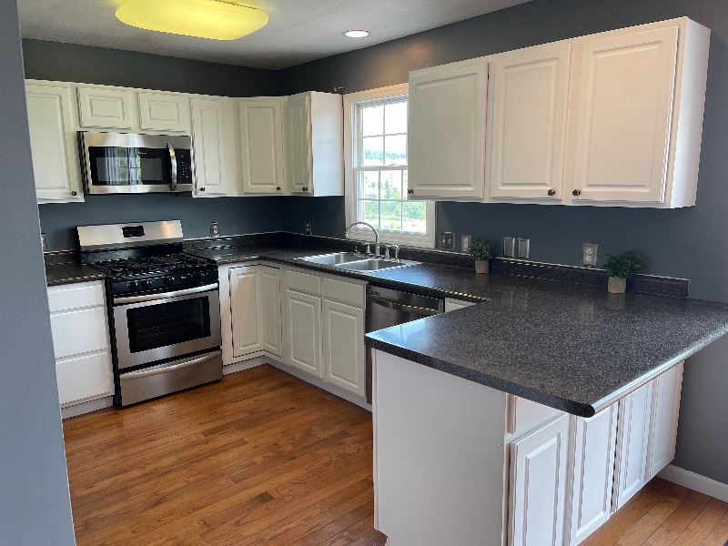 Rare Find Large 4 Bedroom Accepts Pets - Photo 3