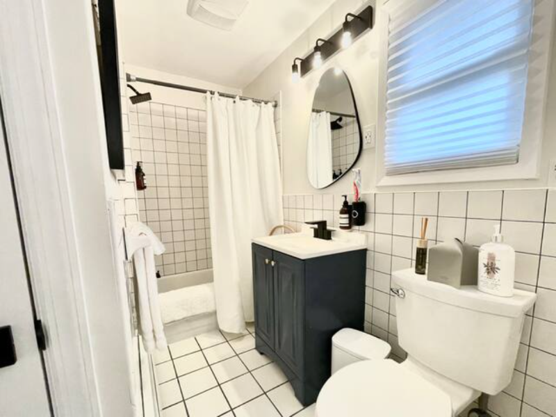 Cozy Stylish 3 bedroom 1 bath near hospital LLRR/NYC - Photo 2