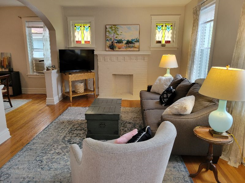 Welcome home! Comfortable 2 bed/1 bath in a quiet neighborhood near parks and transportation. Floor 2