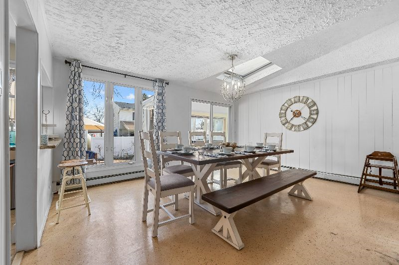 Explore Long Island House - Photo 2