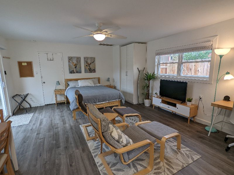 Charming Studio with Full Kitchen in an Upscale Neighborhood - Photo 6