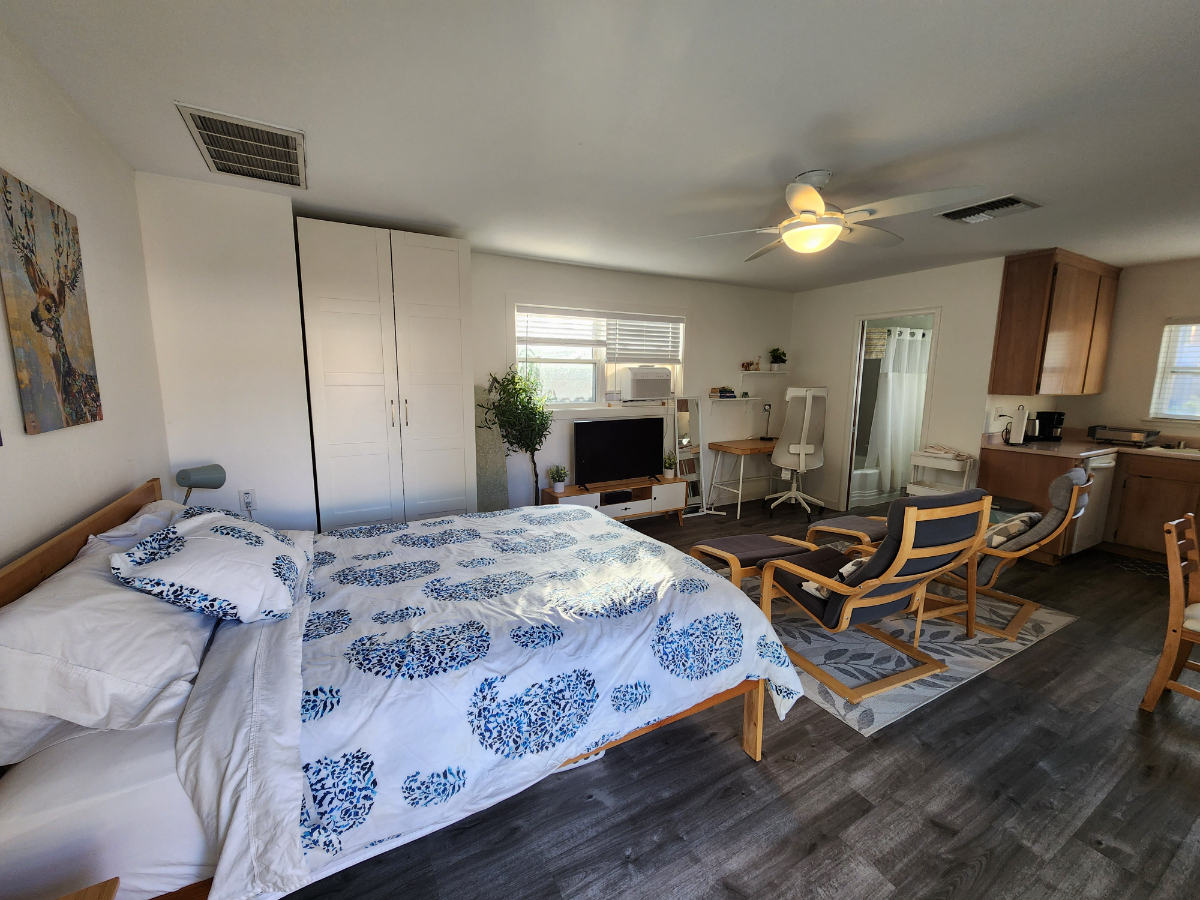 Charming Studio with Full Kitchen in an Upscale Neighborhood - Photo 5