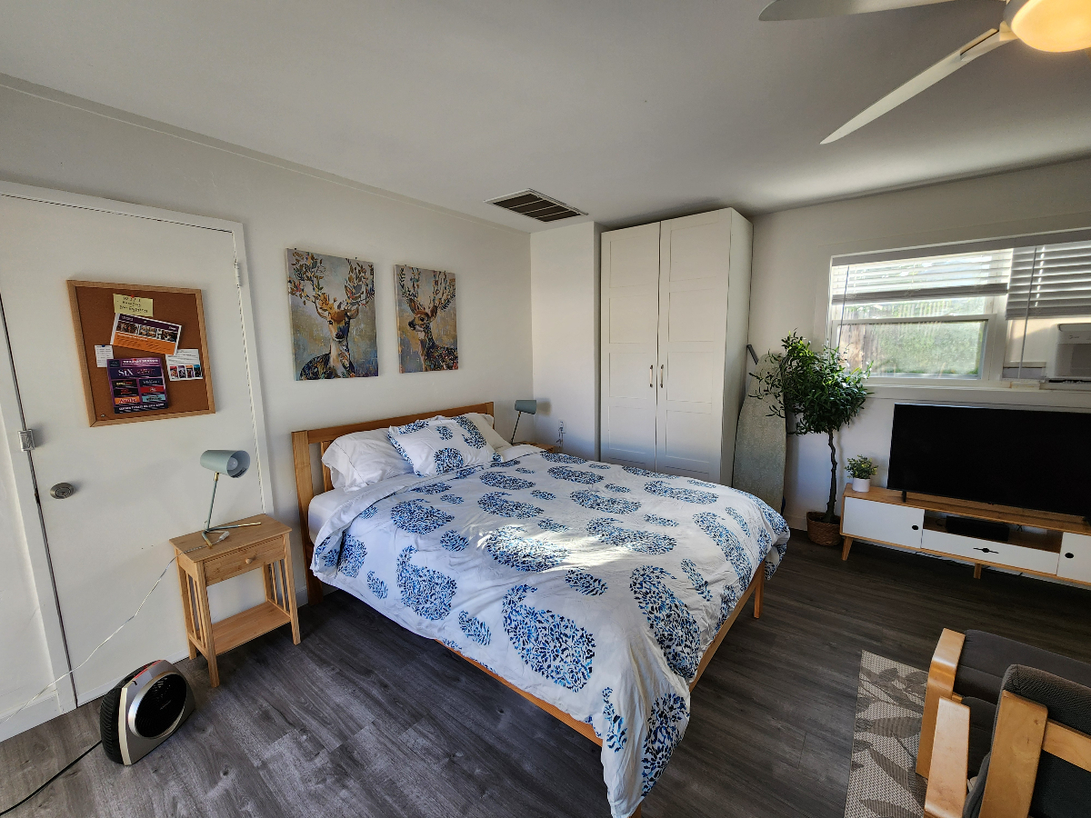 Charming Studio with Full Kitchen in an Upscale Neighborhood - Photo 4