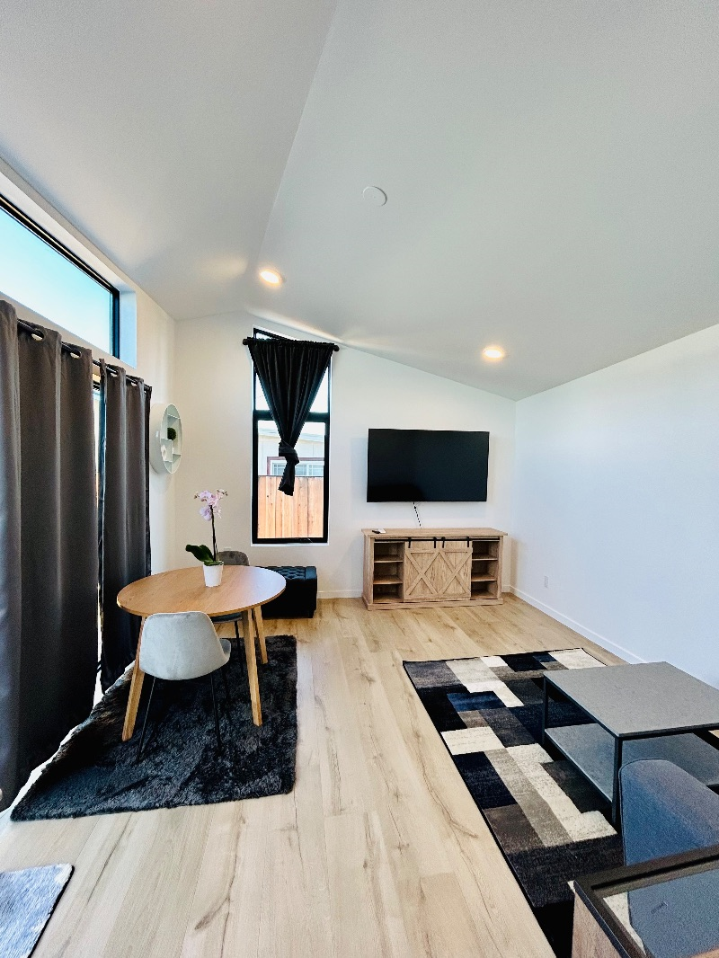 Modern Cottage Guesthouse with Private Entrance & Parking - Photo 5