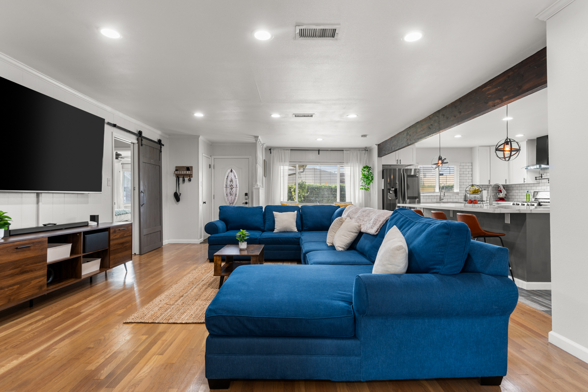 Casa Azul Luxury 3 Bed/2 Bath Home Centrally Located in L.A. - Photo 3