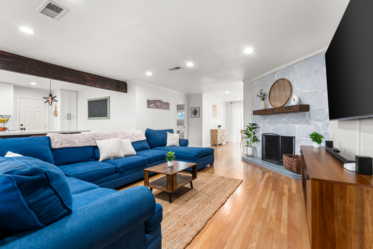 Casa Azul Luxury 3 Bed/2 Bath Home Centrally Located in L.A. - Photo 4