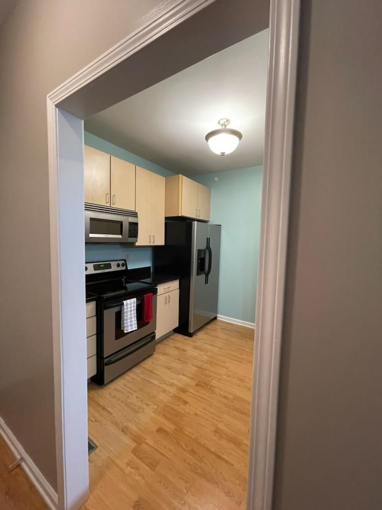 Updated 2 bed 2 bath condo, close to all hospitals - Photo 10