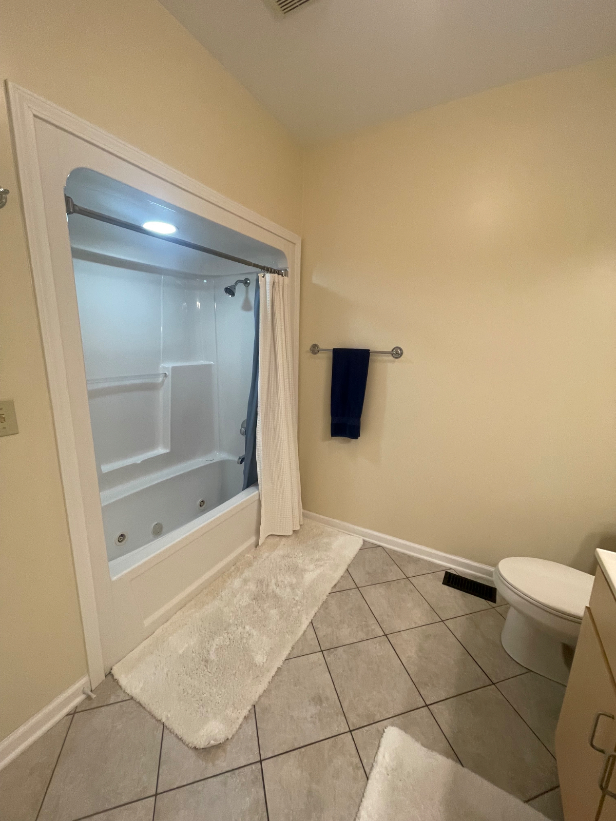 Updated 2 bed 2 bath condo, close to all hospitals - Photo 2