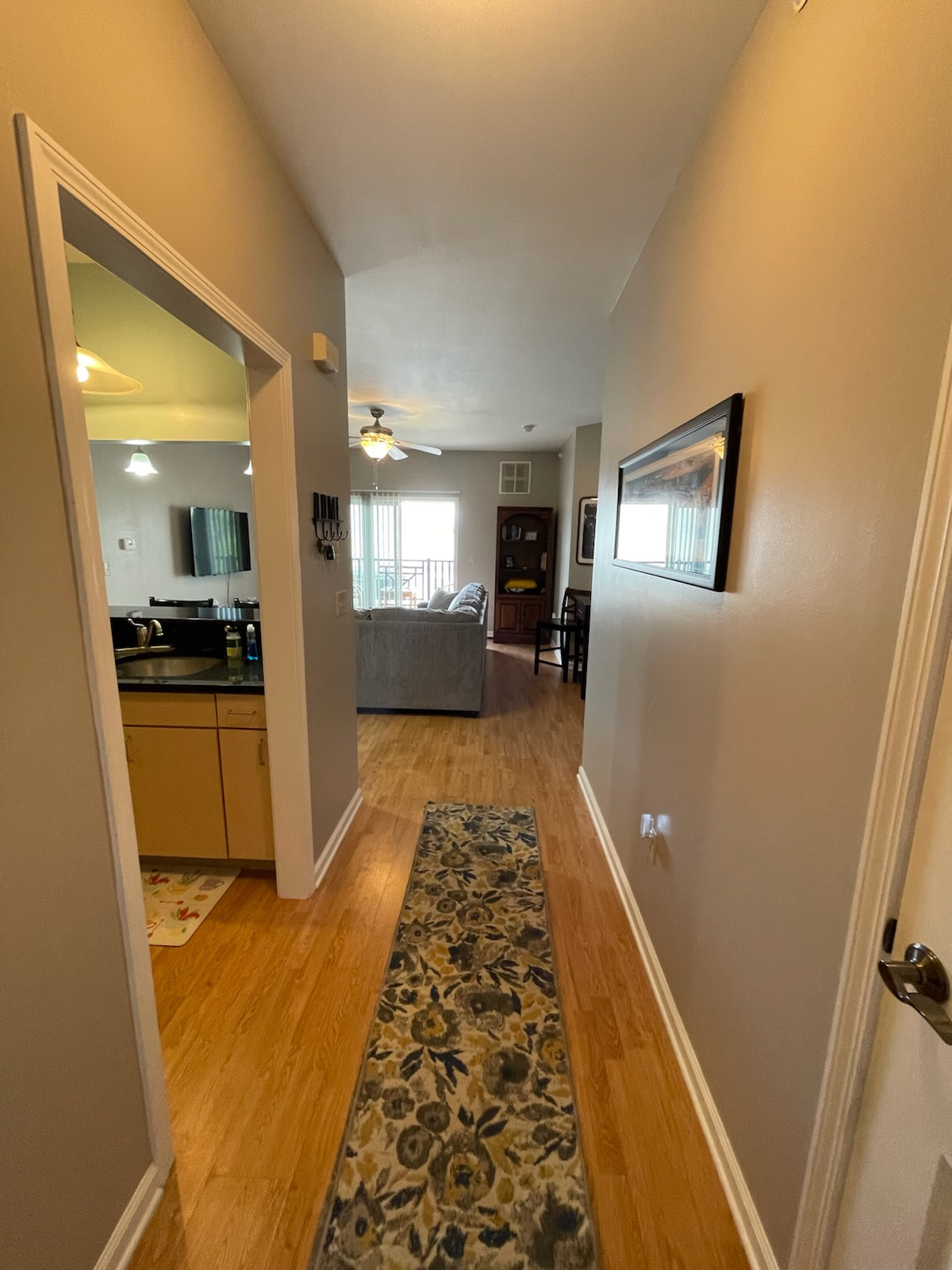 Updated 2 bed 2 bath condo, close to all hospitals - Photo 6
