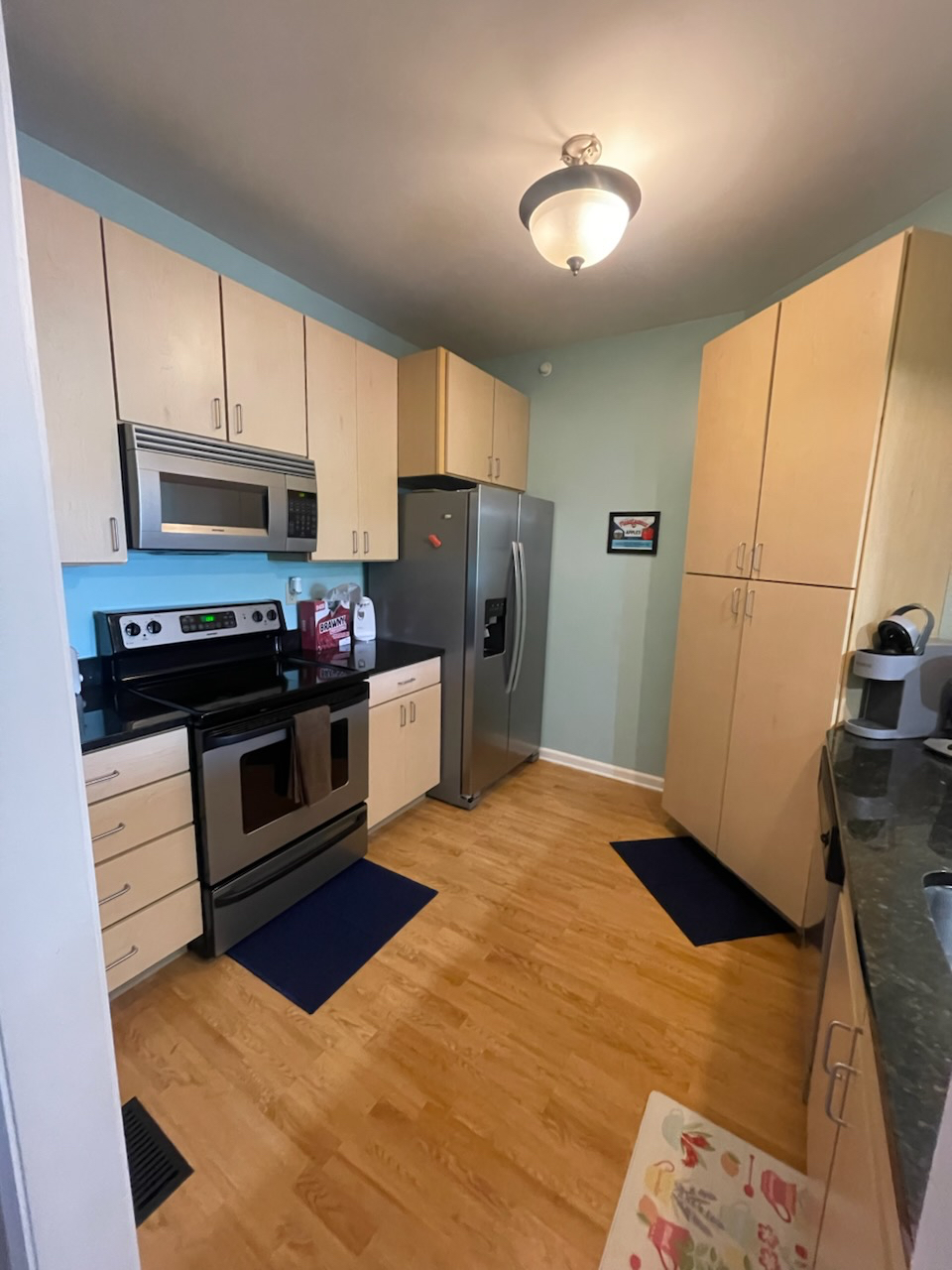 Updated 2 bed 2 bath condo, close to all hospitals - Photo 9