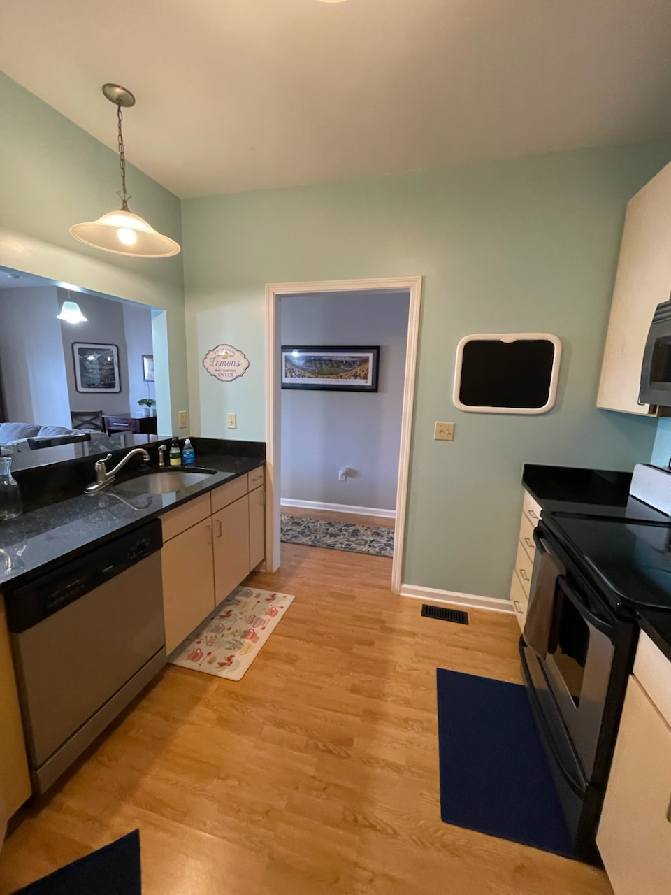 Updated 2 bed 2 bath condo, close to all hospitals - Photo 12