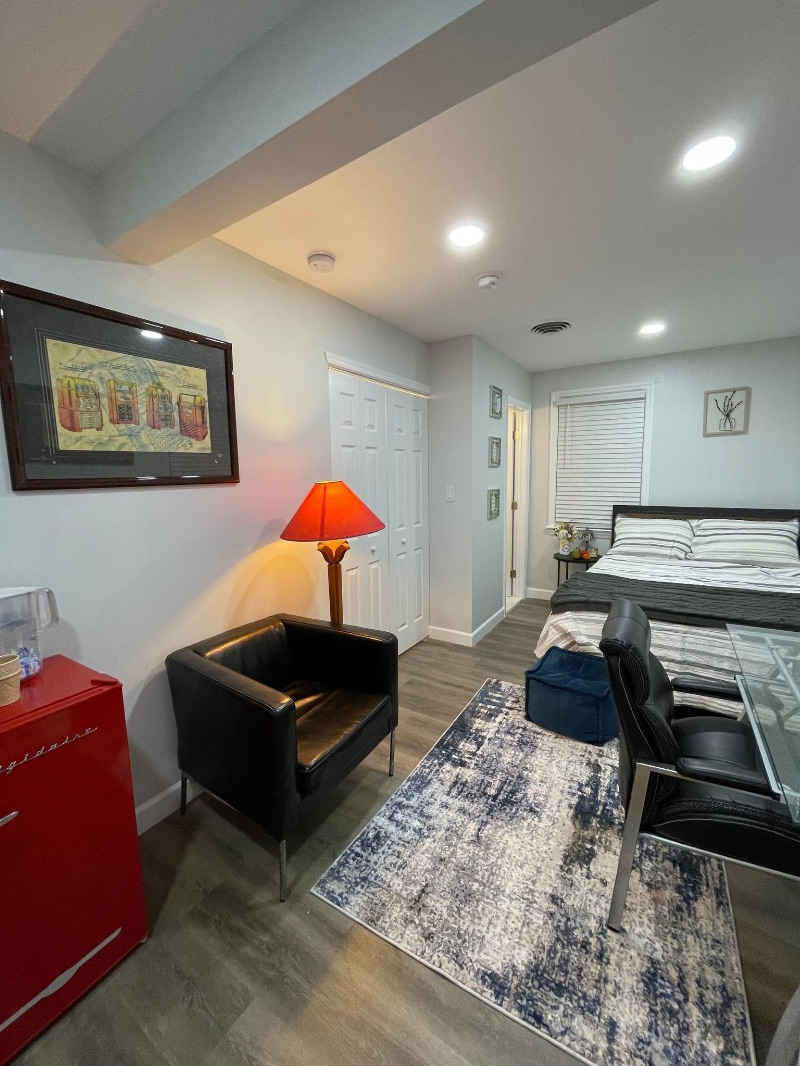 RENOVATED STUDIO with PRIVATE ENTRANCE n gym n lib