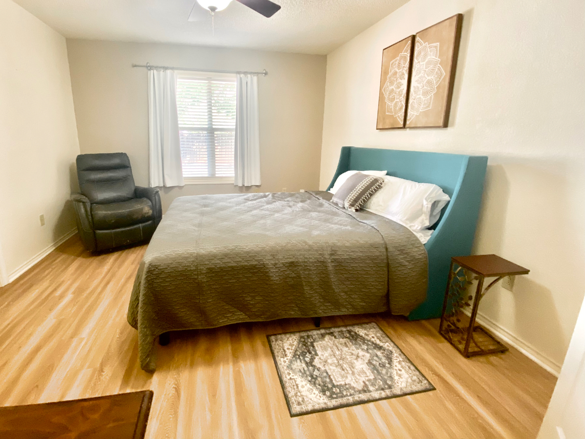 Quiet street / 3/2/2 / TTU/LCU Stay / Pet Friendly / Yard / WFH - Photo 4