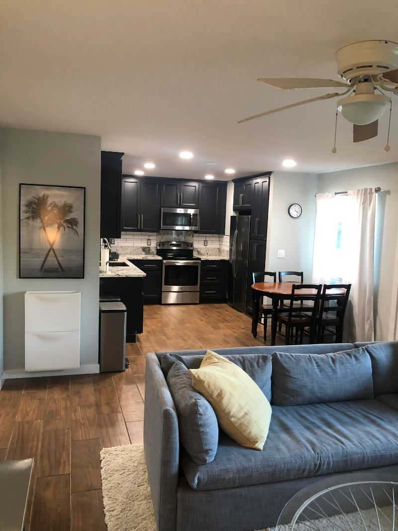 Beautiful 2 bedroom unit close to hospitals and beach - Photo 1
