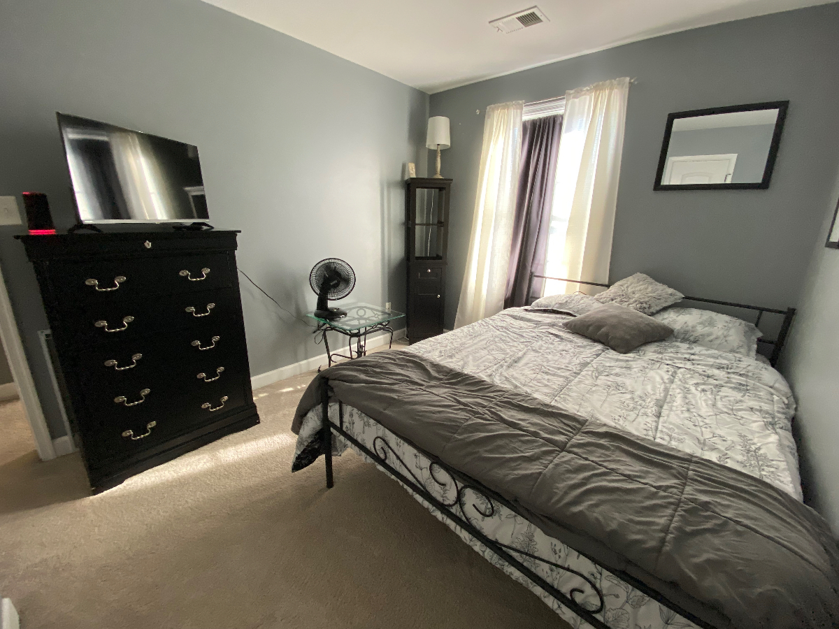 Newly remodeled bedroom, private bath, and small living room just for u - Photo 2