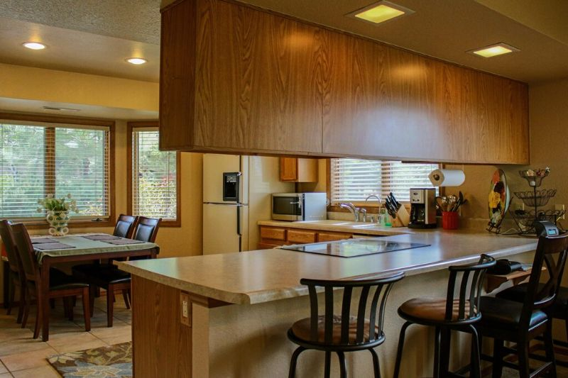 Country Club Townhome- on Urban Trail, walkout to the forest. WIFI, Direct TV, all utilities include - Photo 7