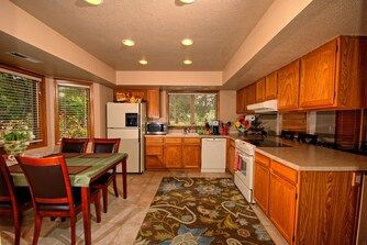 Country Club Townhome- on Urban Trail, walkout to the forest. WIFI, Direct TV, all utilities include - Photo 5