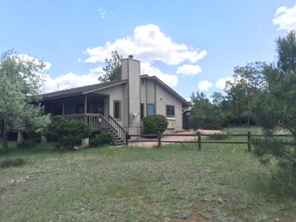 Country Club Townhome- on Urban Trail, walkout to the forest. WIFI, Direct TV, all utilities include - Photo 4