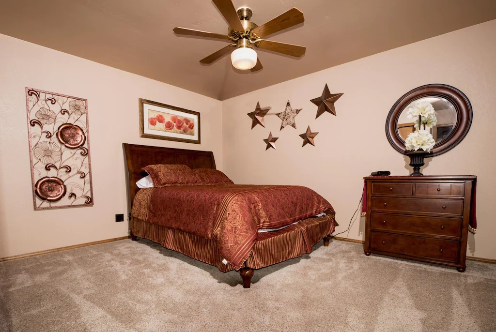 Country Club Townhome- on Urban Trail, walkout to the forest. WIFI, Direct TV, all utilities include - Photo 10
