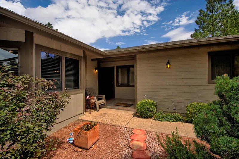 Country Club Townhome- on Urban Trail, walkout to the forest. WIFI, Direct TV, all utilities included.