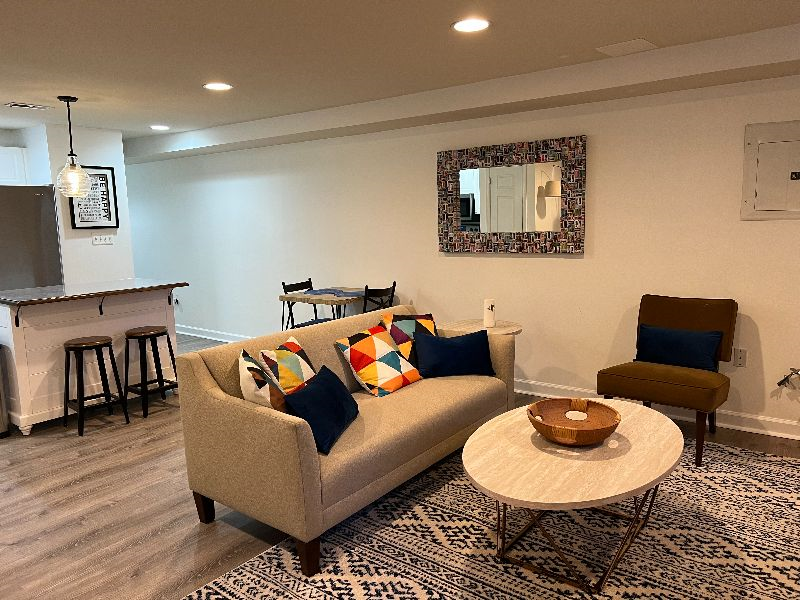 Elegant Urban Retreat - Fully-Furnished English Basement - Photo 3