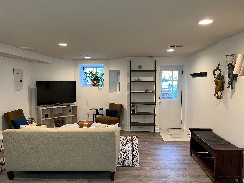 Elegant Urban Retreat - Fully-Furnished English Basement - Photo 4