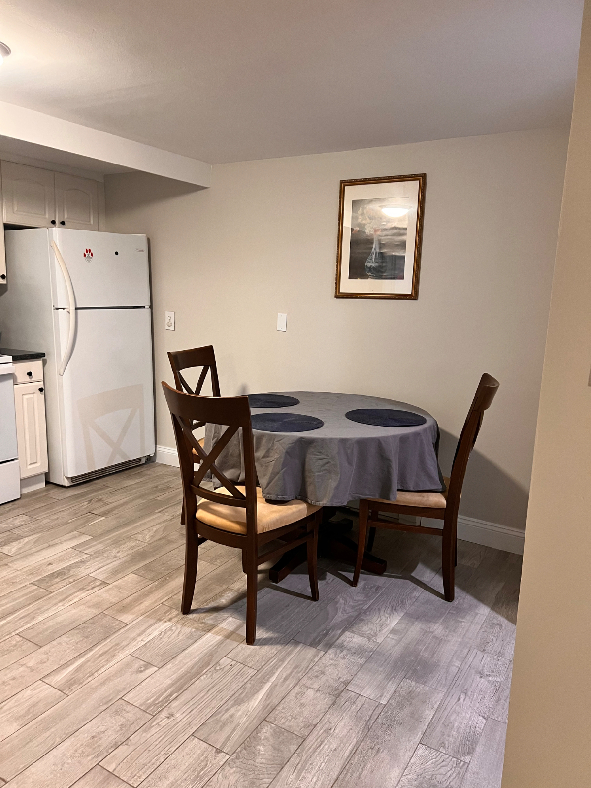 Large One Bedroom Apartment with Private Entrance - Photo 2