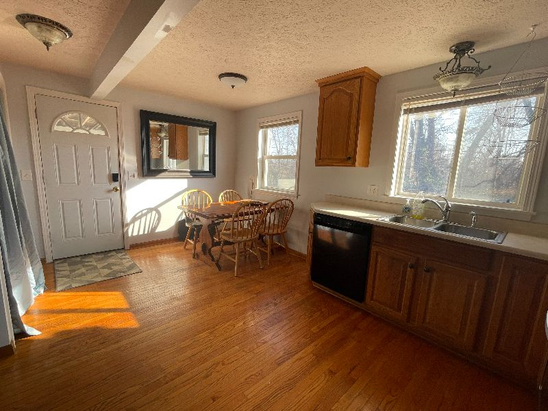 Quiet 2-bedroom, 1 bath w/2 rooms for office space - Photo 4